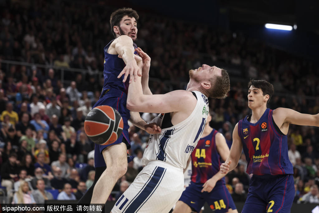 西甲争议判罚：马丁红牌撤销引爆巴萨马竞口水战